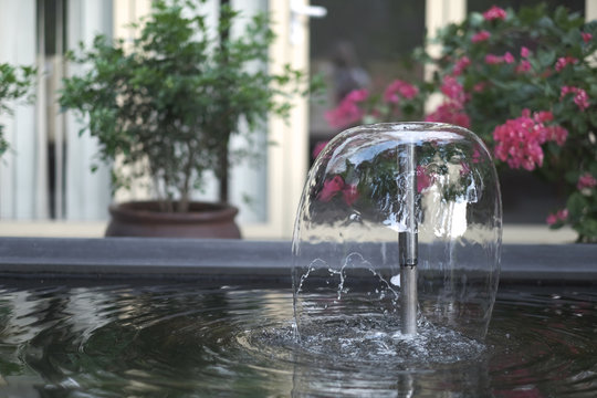 Water bubble fountain in a small pool in the hotel lobby © Anna Jurkovska
