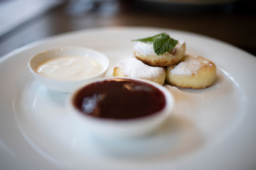 Cottage cheese pancakes with jam