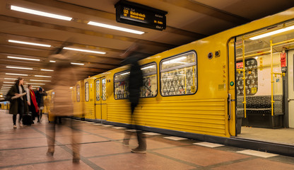 Train en mouvement du métro de Berlin avec des passagers sur la plate-forme, Allemagne