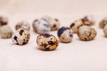 Obraz premium Quail eggs on beige background close-up, selective focus. Healthy food, ingredient, Recipe culinary, dietary concept