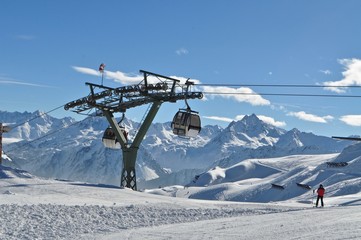 Obraz premium Gondellbahn in der Bergwelt und Skigebiet Montafon