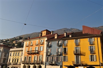 Fototapeta na wymiar Bunte Häuser an der Piazza Grande in der Stadt Locarno, Tessin - Schweiz - Europa