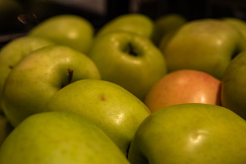 Mehrere Äpfel liegen übereinander