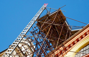 Le impalcature  di un cantiere edile su un edificio religioso. 