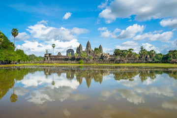Naklejka premium Enjoying a beautiful sunny day in Angkor Wat Temple - Siem Reap, Cambodia