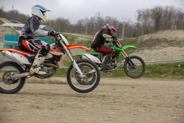 Fototapeta premium Profesjonalny motocyklista motocross jeździ po torze drogowym.