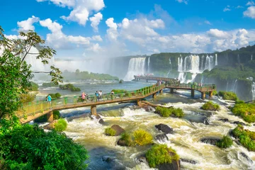 Fototapete Brasilien Schöne Aussicht auf die Iguazu-Wasserfälle, eines der sieben Naturwunder der Welt - Foz do Iguaçu, Brasilien