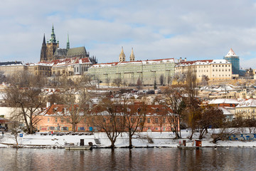 Obraz premium Snowy Prague Lesser Town with Prague Castle above River Vltava, Czech republic