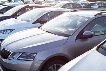 Fototapeta premium Viele Autos in mehreren Reihen