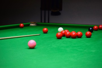 Billardtisch Queue und Kugeln