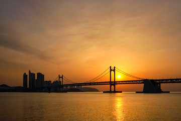 Fototapeta premium Gwangan most na wschodzie słońca. Busan, Korea Południowa