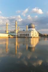 Fototapeta na wymiar Masjid Bandaraya in Kota Kinabalu, Malaysia