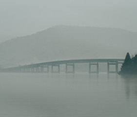Obraz premium Mountain Bridge over Moody Lake
