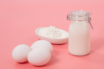 牛乳とたまごと小麦粉の写真