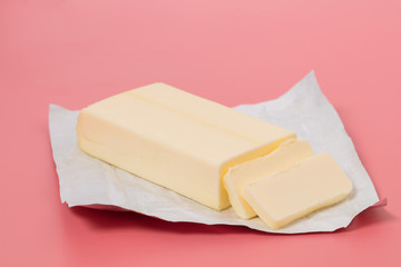 ピンク背景のバターのイメージ写真