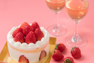 誕生日ケーキとシャンパンのイメージ写真