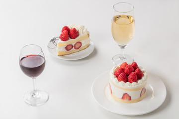 ケーキとシャンパン、ワインのイメージ写真
