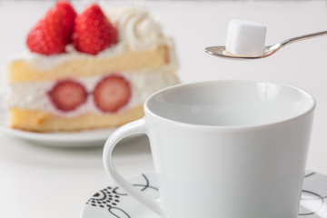 休憩中のショートケーキと紅茶（角砂糖を入れるシーン）