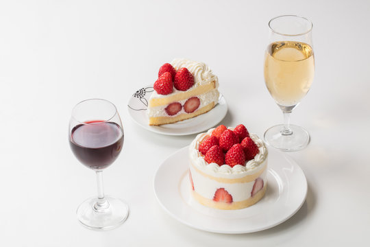 ケーキとシャンパン、ワインのイメージ写真