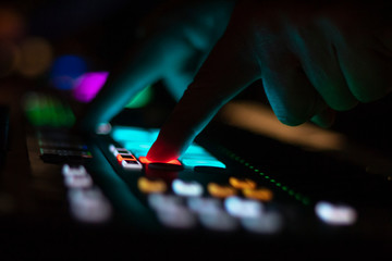 Mezcla de música electronica con sintetizador.