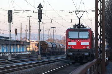 Obraz premium red train on train tracks