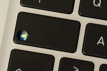 Ein Computer und Taste mit dem Erdball