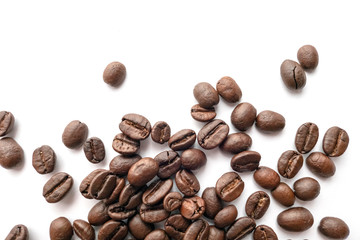 Obraz premium Roasted coffee beans isolated on white background. Close-up.