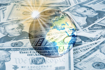 Viele Dollar Geldscheine und das Erdball