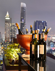 Obrazy na Szkle  Punkt widokowy na Bangkok z baru na dachu, z widokiem na wspaniały pejzaż miejski, błękitne niebo i światła miasta, Tajlandia