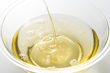 ボウルに味醂を注ぐ