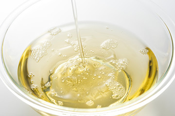 ボウルに味醂を注ぐ