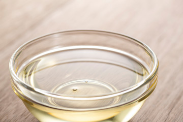 ガラスの器に味醂を注ぐ