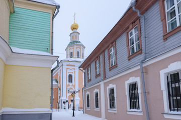 Fototapeta na wymiar Snowy street in winter. Vladimir - the city of the Golden Ring of Russia