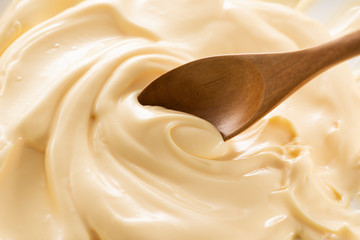 マヨネーズと木製スプーン