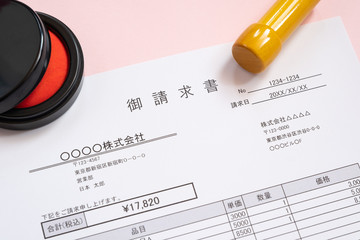 請求書　取引　ビジネスシーン