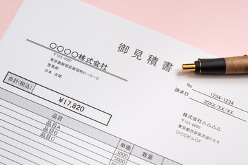 Obraz premium 見積書 取引 ビジネスシーン