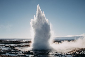 Ein kraftvoller Geysir - ein Naturwunder in Island