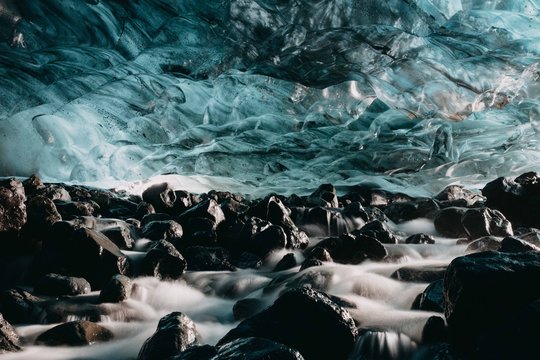 Isländische Eishöhle tief im Gletscher unterm Schnee