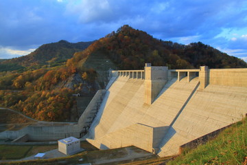 秋の夕映えのダム