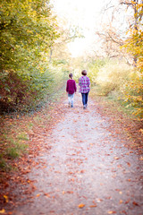 Obraz premium Geschwister gehen gemeinsam ihren Weg