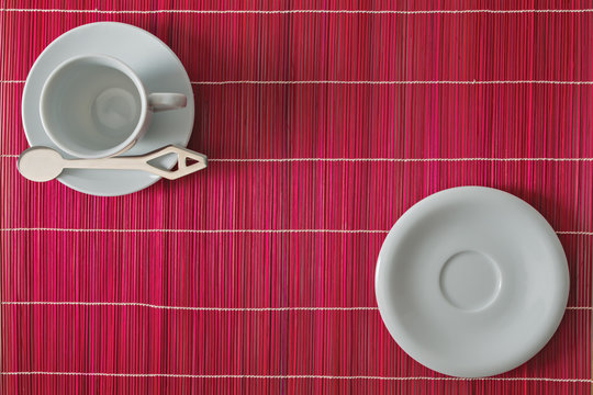 tazzina caffè vuota con tovaglietta di stuoia bambù rossa scatto da sopra concetto di colazione