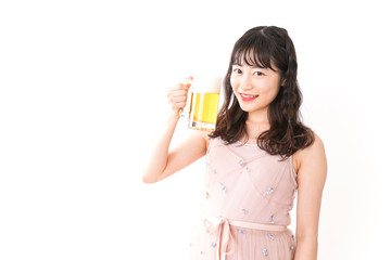 グラスを持ちビールを飲む若い女性 © maroke