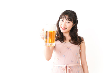 グラスを持ちビールを飲む若い女性 © maroke