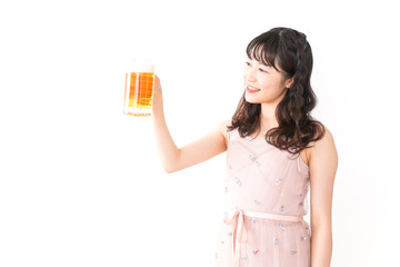 グラスを持ちビールを飲む若い女性 © maroke