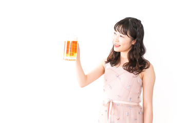 グラスを持ちビールを飲む若い女性