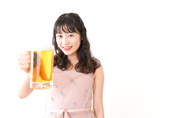 グラスを持ちビールを飲む若い女性
