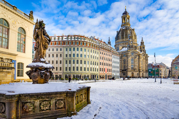 Dresden im Winter Sachsen Frauenkirche Neumarkt Jüdenhof Friedensbrunnen Verkehrsmuseum Augustusstraße Schnee Blauer Himmel Deutschland - obrazy, fototapety, plakaty