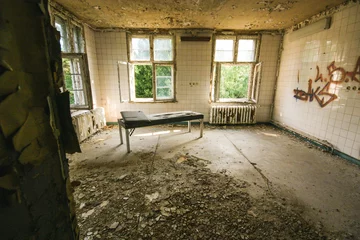 Tuinposter interieur van een oud verlaten ziekenhuis © Philipp