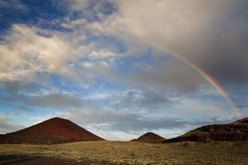 arcobaleno tra i vulcani
