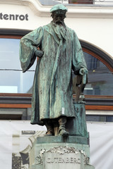 Johannes Gutenberg memorial. It was open in 1897. Sculptors by Jerzy Plecnik and Othmar Shimkovits  in Vienna, Austria.  - obrazy, fototapety, plakaty
